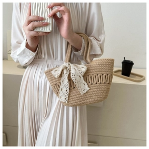 Beigefarbene gewebte Handtasche mit Wellenmuster und eleganter weißer Spitzenschleife