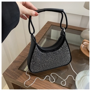 Détail du sac hobo noir orné de strass brillants et d'une fine bandoulière en chaîne