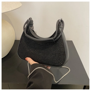 Détail du sac hobo croissant noir orné de strass avec bandoulière en chaîne argentée