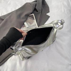 Sac à épaule argenté métallisé avec texture plissée et intérieur noir spacieux