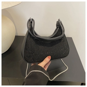 Détail du sac hobo noir orné de strass avec bandoulière en chaîne argentée