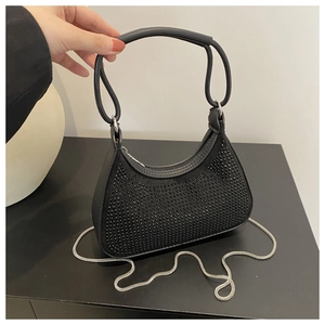 Détails du sac demi-lune noir avec strass scintillants, chaîne argentée et poignée