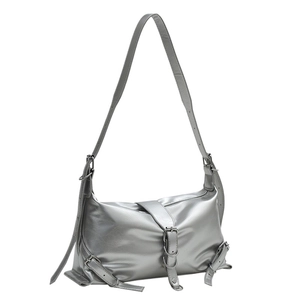 Sac à bandoulière argenté métallisé style Y2K avec plis et boucles sur fond blanc