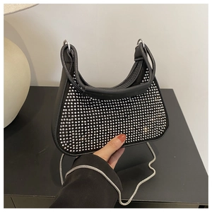 Détail du sac hobo noir orné de strass argentés brillants avec fine bandoulière chaîne