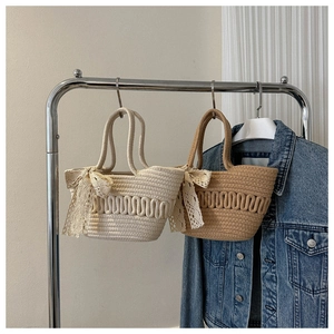 Detail von Strohtaschen mit schicken Spitzenbögen und Wellentextur in Beige und Hellbraun