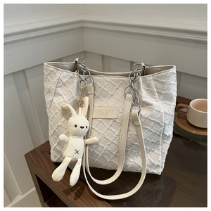 Détail du cabas matelassé blanc avec bandoulière chaîne et pendentif lapin mignon