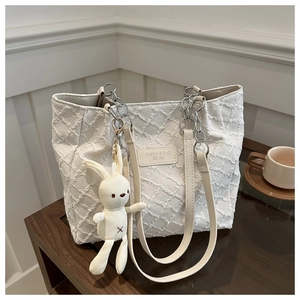 Sac fourre-tout élégant en tweed blanc avec chaîne argentée et charm lapin mignon