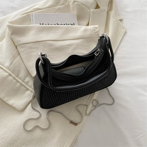 Sac hobo noir minimaliste à texture grainée avec bandoulière chaîne argentée