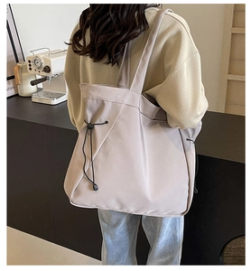 Vue latérale du grand sac cabas minimaliste avec cordons réglables sur un mannequin
