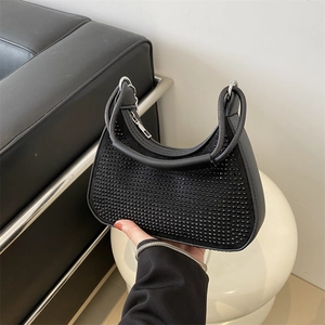 Sac bandoulière demi-lune noir tendance avec strass brillants et bandoulière chaîne