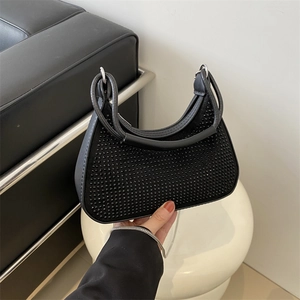 Sac à bandoulière noir en forme de croissant avec strass brillants et chaîne