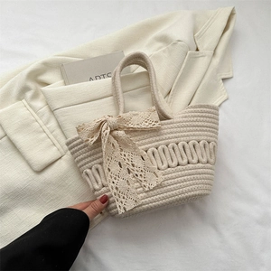 Minimalistische beige gewebte Handtasche mit Spitzenschleife und gewelltem Baumwollmuster