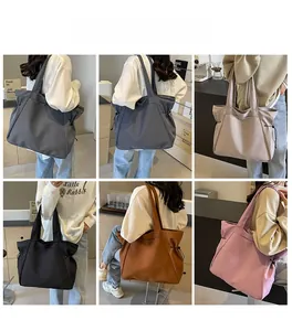 Sacs cabas en nylon avec cordon de serrage latéral présentés en six coloris divers
