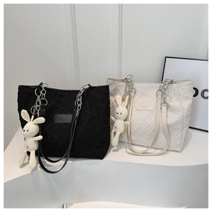 Sac cabas matelassé avec chaîne et breloque lapin en noir et blanc crème élégant
