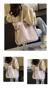 Détail d'un grand sac fourre-tout en toile avec cordon de serrage latéral réglable