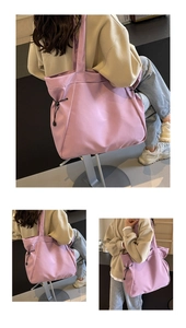 Détails du cabas en nylon rose montrant le cordon de serrage latéral et la bandoulière