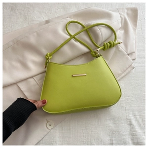 Détail du sac à bandoulière vert avocat avec garniture dorée et bandoulière nouée