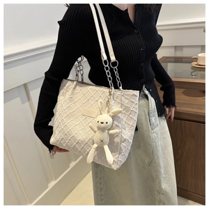 Sac fourre-tout matelassé blanc avec bandoulière chaîne et pendentif lapin sur modèle