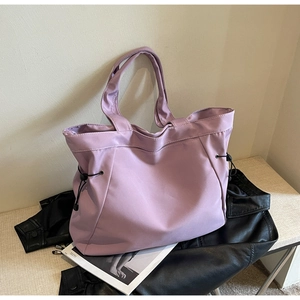 Détail du sac cabas lilas avec cordons de serrage réglables et texture en nylon léger