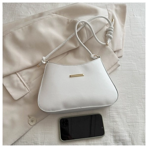 Sac sous le bras blanc minimaliste avec détails dorés et bandoulière à nœuds élégante