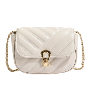Sac bandoulière crème matelassé avec boucle en U dorée et bandoulière chaîne sur blanc