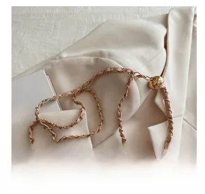 Detail eines pinkfarbenen Leder-Kettenriemens mit verstellbarer Goldkugel-Schnalle
