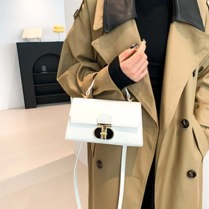 Sac carré chic en similicuir blanc avec boucle en métal doré et poignée supérieure