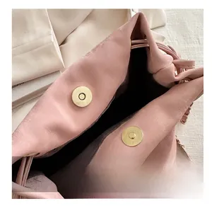 Detailansicht der rosa PU-Lederbeuteltasche mit goldenem Magnetverschluss und Kette