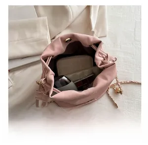Draufsicht der rosa Kordelzug-Beuteltasche mit Goldkette und Innenraum für Zubehör