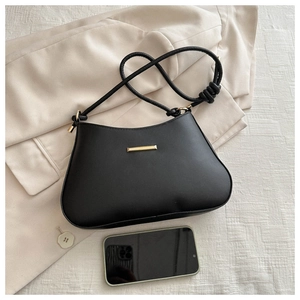 Vue détaillée du sac bandoulière noir en demi-lune avec boucle dorée et téléphone
