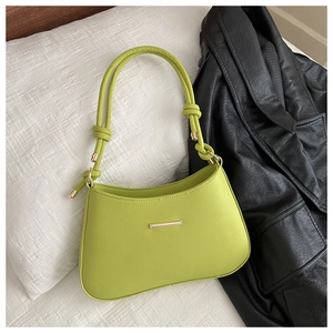 Détail du sac à bandoulière vert citron avec garniture dorée et bandoulière en cuir noué