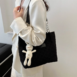 Grand sac cabas noir en toile texturée avec bandoulière chaîne et charme lapin peluche