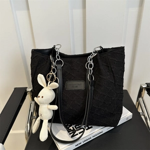 Grand cabas en toile texturée noire avec bandoulière chaîne et breloque lapin en peluche