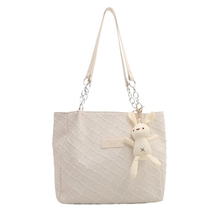Sac fourre-tout matelassé blanc cassé avec bandoulière chaîne et lapin décoratif