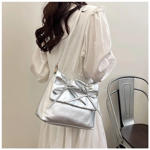 Borsa tote argento metallizzato con doppio fiocco e texture plissettata per un look chic