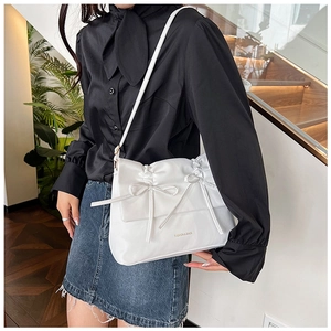 Dettaglio borsa shopper bianca in PU con design a pieghe, fiocchi e scritte moda