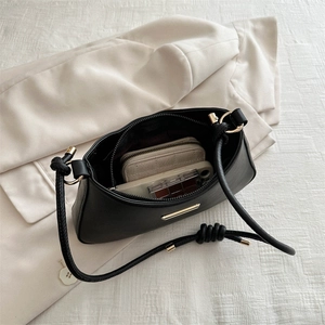 Sac à bandoulière minimaliste en cuir PU noir avec détails dorés et bandoulière nouée