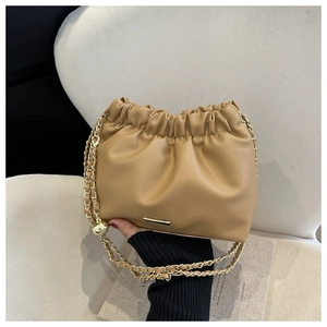 Vue détaillée du sac nuage plissé kaki avec chaîne dorée et cuir à grain de litchi