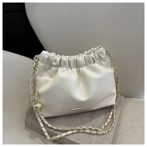 Détail du sac nuage plissé blanc cassé avec cuir grainé et bandoulière en chaîne dorée