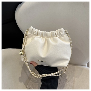 Détail du sac nuage plissé crème en cuir PU grainé avec chaîne dorée et pendentif boule
