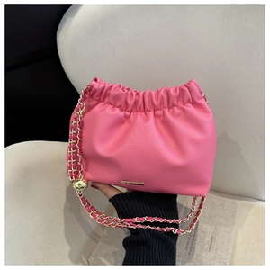 Gros plan sur le sac nuage rose plissé avec chaîne dorée et breloque sphérique