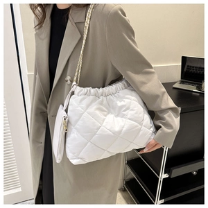 Detail van de witte gewatteerde shopper met gouden ketting en bijpassend etui