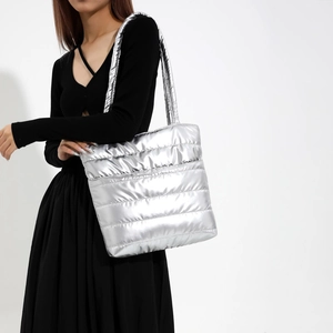 Sac fourre-tout matelassé argent métallique avec rembourrage et grande bandoulière