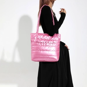 Grand sac cabas matelassé rose métallisé avec bretelles rembourrées style doudoune