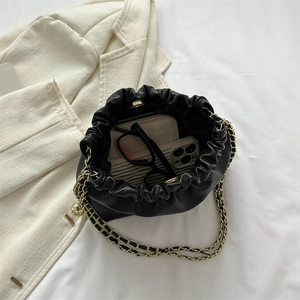 Sac seau noir chic avec bandoulière chaîne montrant la capacité de rangement