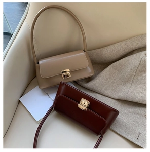 Détails des sacs baguette en cuir souple kaki et bordeaux avec fermoirs dorés brillants
