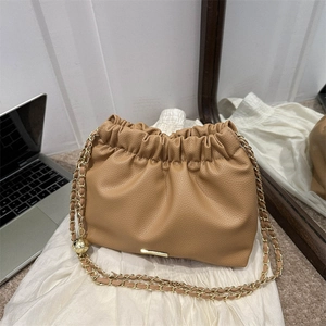 Sac hobo plissé style français en cuir camel avec bandoulière chaîne et boule dorée