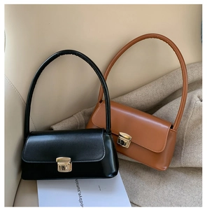 Détails de sacs sous les aisselles rectangulaires en noir et marron avec fermoir doré chic