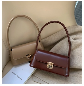 Détail de sacs baguette vintage en similicuir kaki et marron avec boucles métalliques