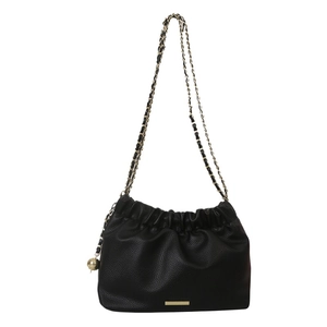 Sac sous le bras plissé noir avec bandoulière en chaîne dorée et cuir grainé élégant